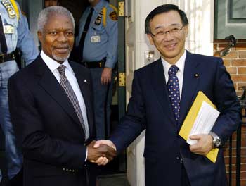 U.N. Secretary-General Kofi Annan (L) shakes hands with Japanese Finance Minister Sadakazu Tanigaki (R) after a meeting in New York January 10, 2006. Tanigaki visited Annan at his residence for a brief meeting as part of his tour of the U.S.