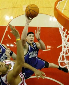 Sacramento Kings' Mike Bibby (10) shoots as Houston Rockets' Juwan Howard, left, defends during the second quarter of their NBA basketball game Wednesday, Jan. 11, 2006 in Houston. 