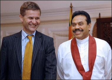 Norwegian special peace envoy, Erik Solheim meets with Sri Lankan President Mahinda Rajapakse (R) in Colombo.
