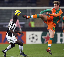 Juventus' Patrick Vieira (R) challenges Tim Borowski of Werder Bremen during their Champions League first knockout round second leg soccer match at Delle Alpi stadium in Turin, northern Italy, March 7, 2006.