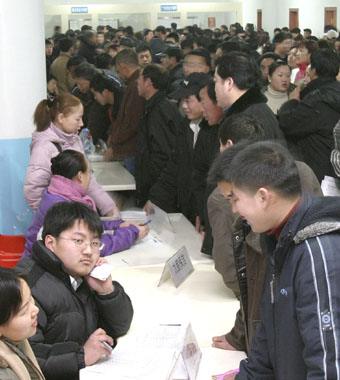 進城民工招聘會： 熟練工種成“香餑餑