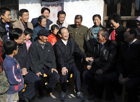 Chinese Premier Wen Jiabao (3rd R Front) smiles while chatting with Jia Xin (2nd R Front) and other residents at Zhaojiapu Village in Chankou Township of Dingxi City, northwest China's Gansu Province, Oct. 17, 2009. Premier Wen made an inspection tour in Gansu from Oct. 17 to 18. (Xinhua/Li Xueren) Premier urges developing with ecological safety