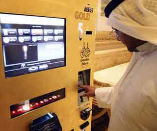 Gold ATM debuts in Abu Dhabi<BR>阿聯酋現'黃金ATM機'(圖)