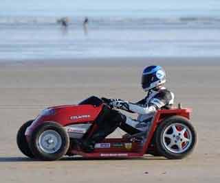 Lawnmower racing new record<BR>除草機(jī)瘋狂飆車秀(圖)