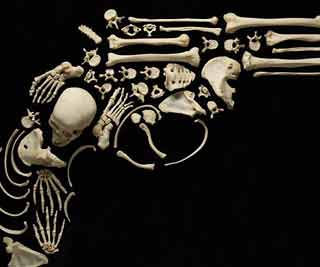 Spine-tingling pics of bones <BR>人骨拼畫令人發麻(圖)