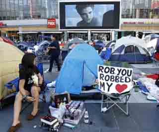 Twilight fans get desperate<BR>'暮光'迷寒夜扎營(yíng)待首映