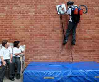 Spider-boy scales walls<BR>吸塵器上變'蜘蛛俠'(圖)