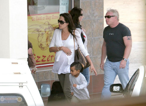 Jolie, Pitt start Namibian enterprise