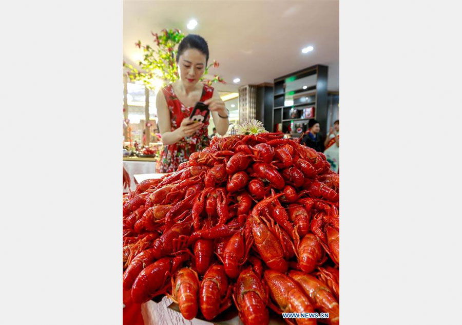 Lobster cuisine championship held in E China's Jiangsu