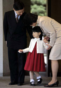 日本愛子公主長大了！家門口公開亮相