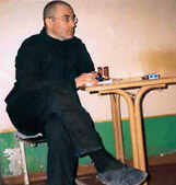俄前首富在監(jiān)獄非法定區(qū)域內(nèi)喝茶被關(guān)禁閉