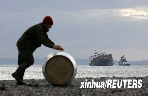 英國：貨輪遇風暴擱淺 有人哄搶有人救鳥