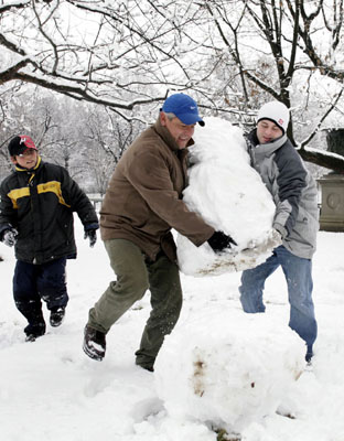 民生百態：美中西部暴風雪下的快樂與痛苦