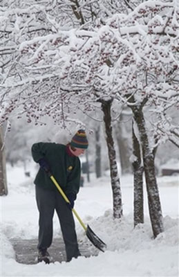民生百態：美中西部暴風雪下的快樂與痛苦