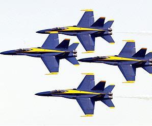 美海軍飛行表演戰(zhàn)機(jī)撞入民居 飛行員喪生