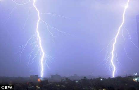 尼泊爾天空現奇觀：同一地點兩道閃電