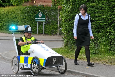 英警察發(fā)明“山寨巡邏車(chē)”不為抓賊為親民