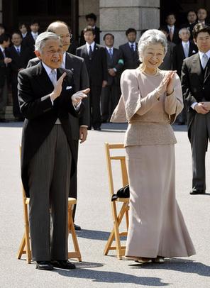 日本天皇夫婦慶祝結婚50周年 邀百對金婚老人同賀