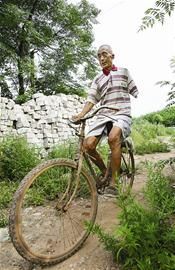 八旬獨臂翁種田騎車走鋼管獲稱最牛農民