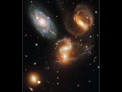 哈勃望遠(yuǎn)鏡“重裝上陣” 拍出驚艷宇宙照片