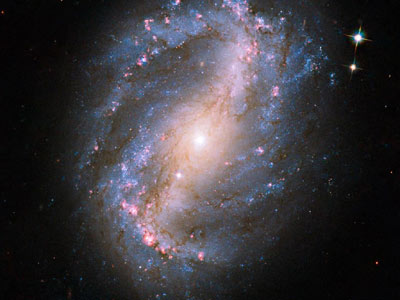 哈勃望遠(yuǎn)鏡“重裝上陣” 拍出驚艷宇宙照片