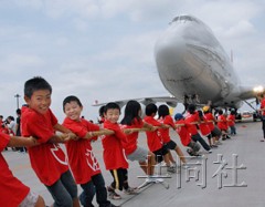 日本300名小學生與波音747飛機拔河