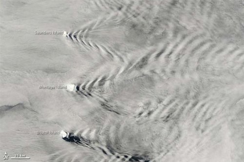 美國宇航局衛星拍下海島移動奇異景觀