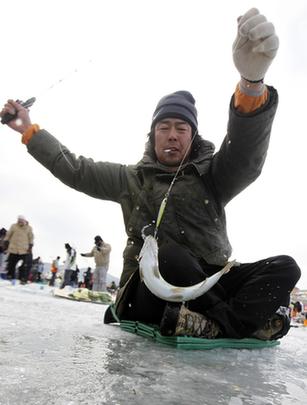 百萬韓國人參加冰上釣魚活動