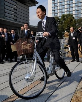 鳩山迎來執(zhí)政后第一個(gè)生日 感嘆執(zhí)政艱難