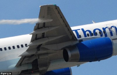 英國波音757客機(jī)空中漏油 231名乘客驚魂