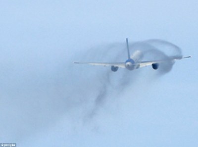 英國波音757客機(jī)空中漏油 231名乘客驚魂