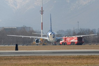 英國波音757客機(jī)空中漏油 231名乘客驚魂