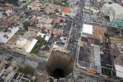 圖片新聞：熱帶風(fēng)暴襲危地馬拉 駭人地洞吞噬3層建筑