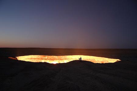 盤點世界怪異洞穴：“地獄之門”晝夜燃燒