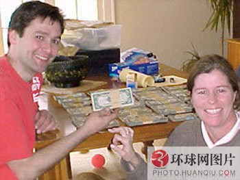 盤點全球因“錢”引發的瘋狂事(組圖)