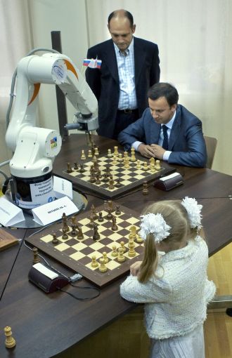 俄羅斯國際象棋機器人同時與三大高手對弈