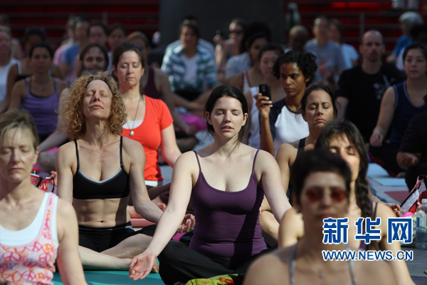紐約時報廣場千人集體瑜伽迎接夏至(組圖)