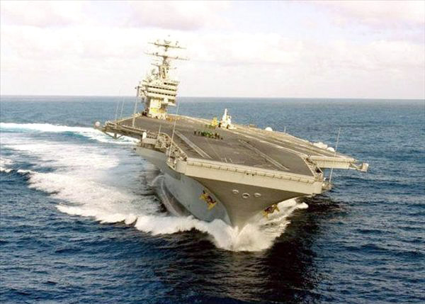 組圖：美軍航母進(jìn)行性能測(cè)試 在海上玩漂移