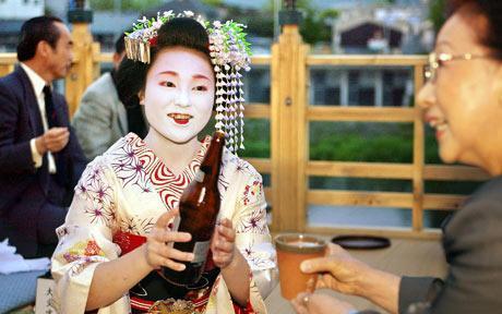 經(jīng)濟衰退錢難掙 日本藝妓被迫推出廉價啤酒服務(wù)