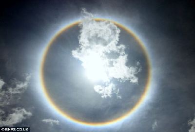 英國海灘上空驚現(xiàn)幻日奇觀 似“巨眼”俯視人間