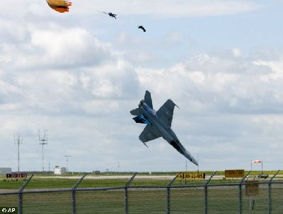 加戰機超低空飛行訓練墜毀 駕駛員千鈞一發彈射逃生
