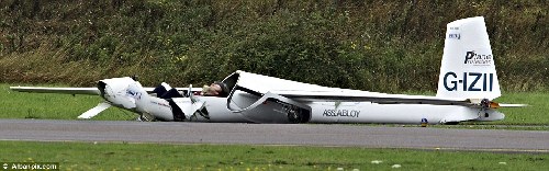 英滑翔機表演時垂直撞向跑道 飛行員奇跡逃生