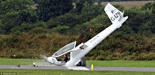 英滑翔機表演時垂直撞向跑道 飛行員奇跡逃生