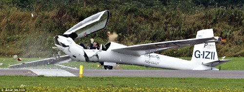 英滑翔機表演時垂直撞向跑道 飛行員奇跡逃生