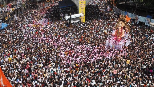 印度各地慶祝象神節最后一天 政府呼吁警惕塑料污染