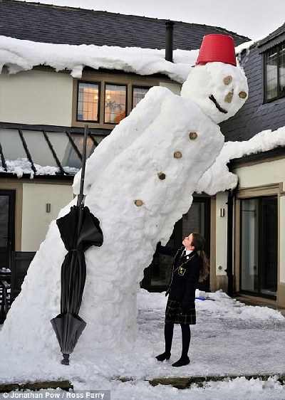 英國近五米高雪人斜而不倒 有望堅持到圣誕節