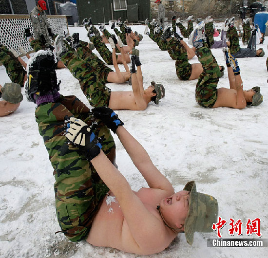 組圖：韓國中小學(xué)生赤膊在雪地中軍訓(xùn)
