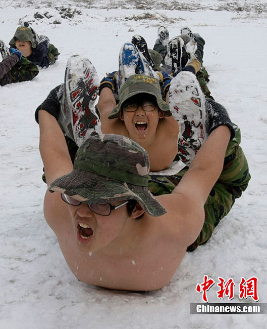 組圖：韓國中小學(xué)生赤膊在雪地中軍訓(xùn)