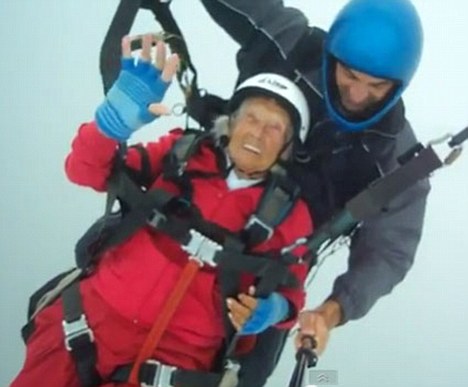 挑戰極限無分老幼！英104歲老婦完成高崖跳傘創記錄