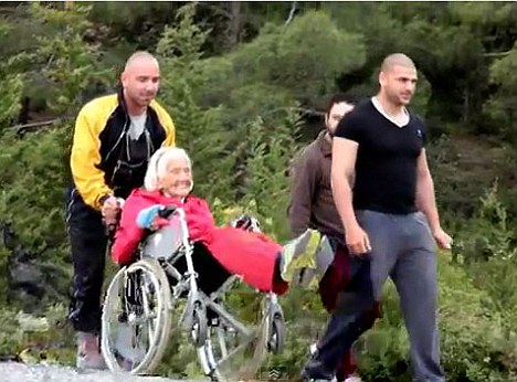 挑戰極限無分老幼！英104歲老婦完成高崖跳傘創記錄
